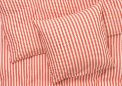 JUNA Bæk&Bølge Lines Sengetøy 140x220 cm chili/bjørk NO