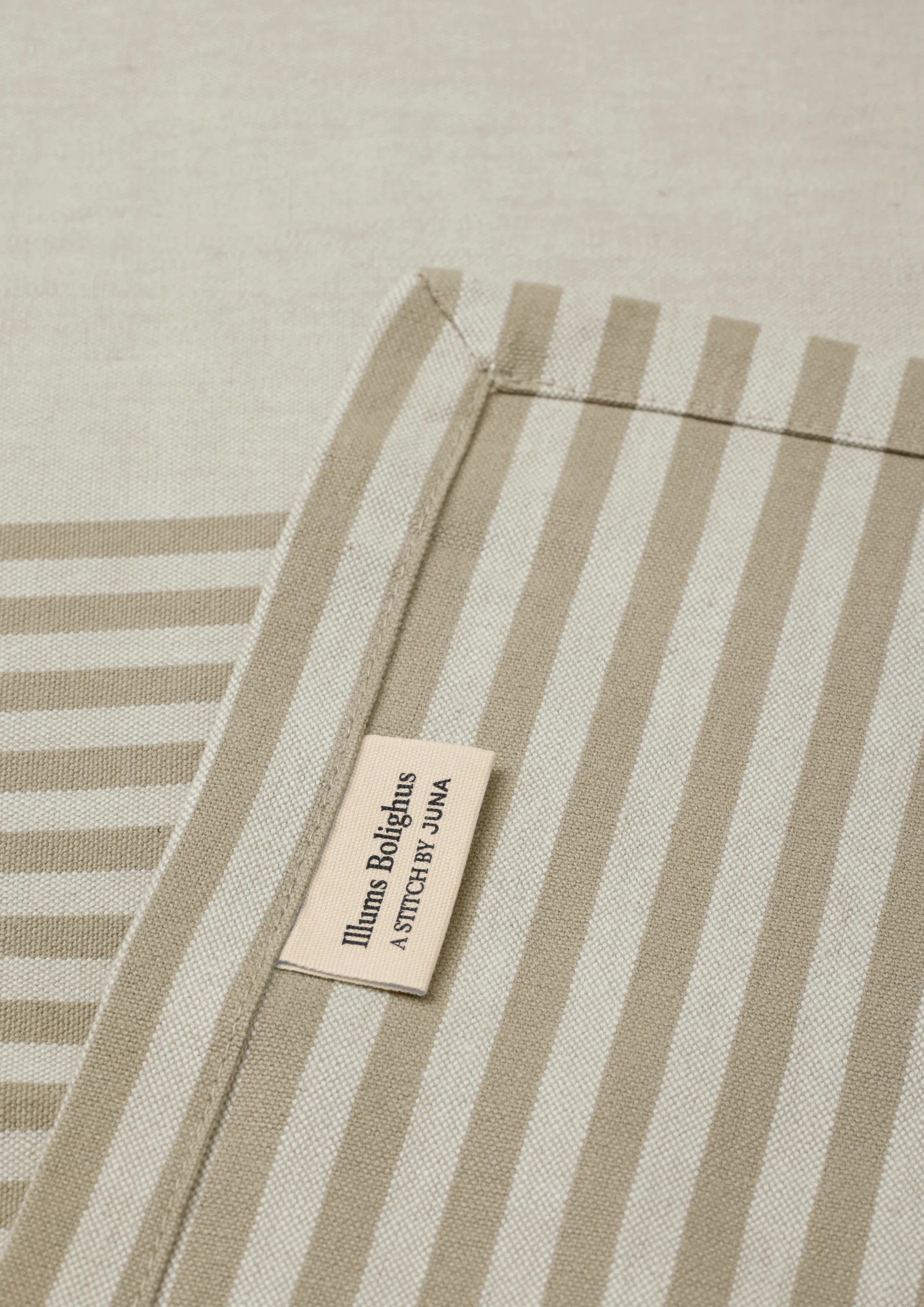 JUNA Lines Duk 150x220 cm clay