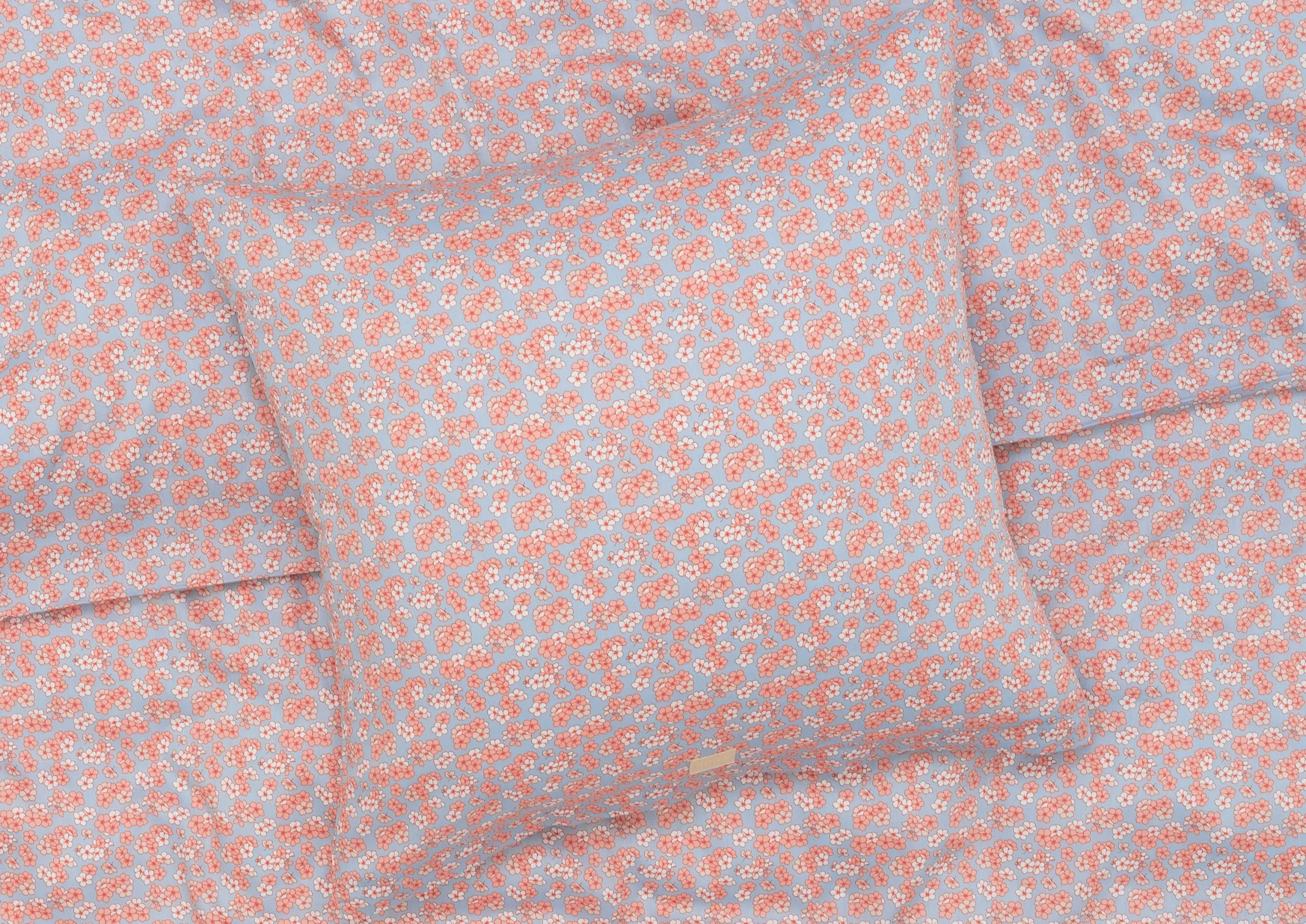 JUNA Pleasantly Sengetøy 140x220 cm lys blå/rose NO